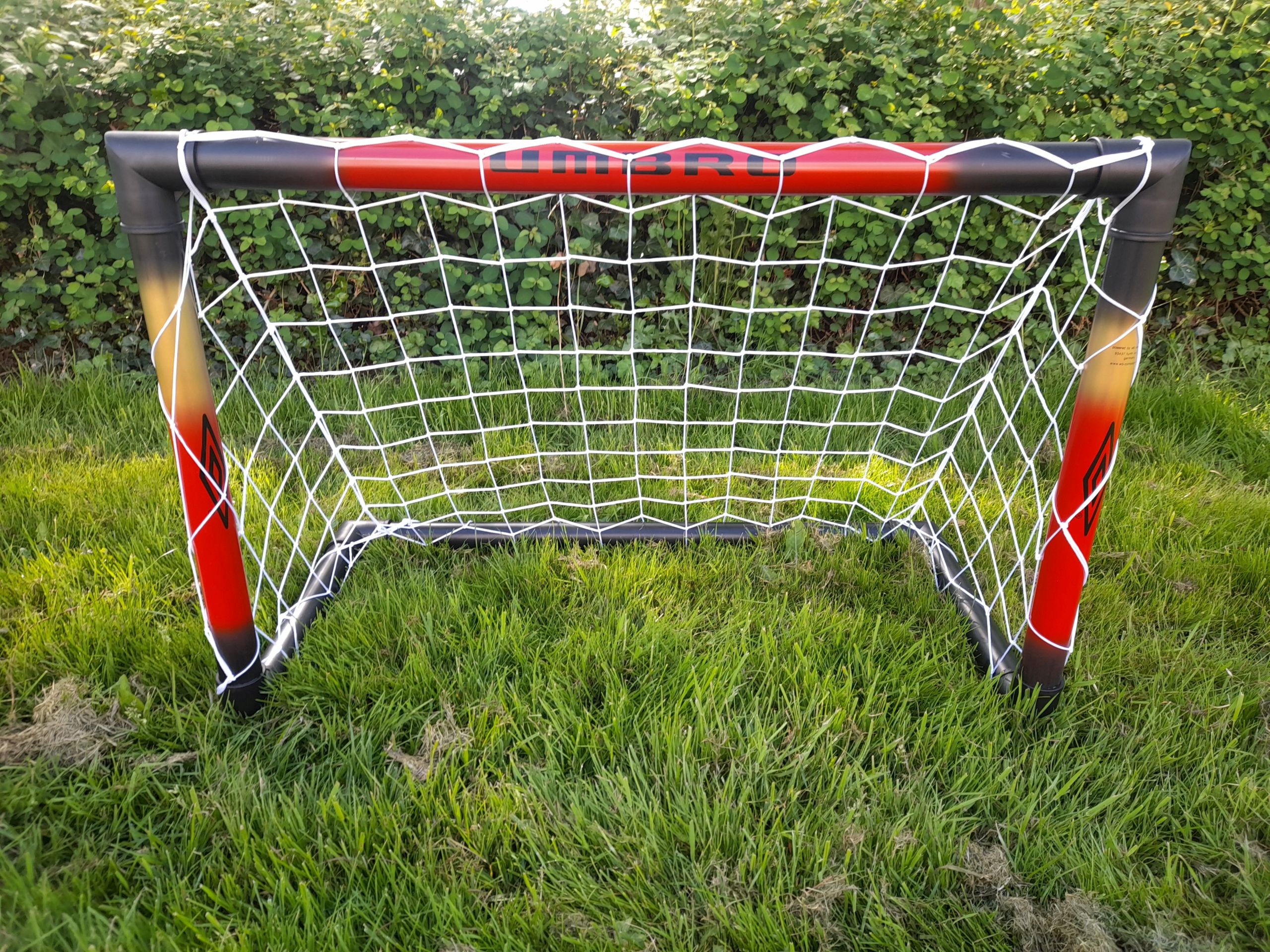 Een voetbaldoel van het merk Umbro