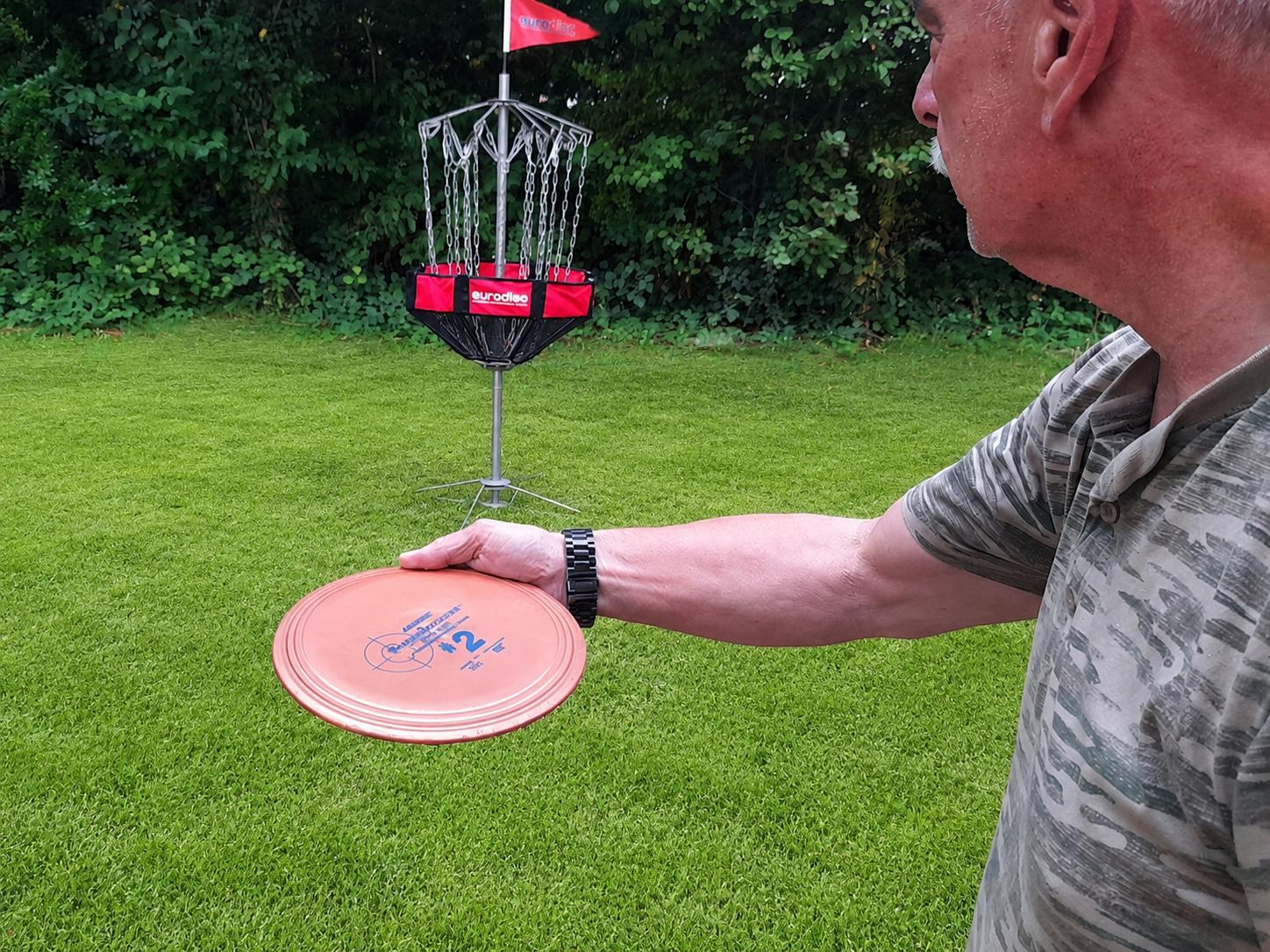 Een man speelt disc golf